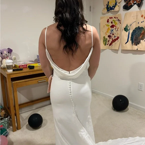 Elegant White Sleeveless Dress - Picture 6 of 7